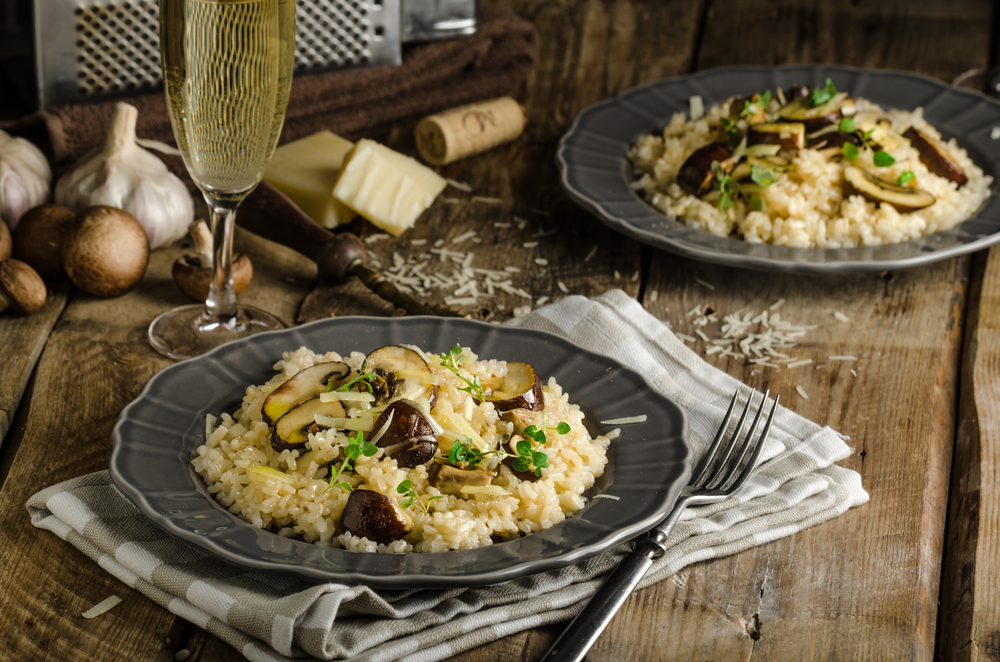 Risoto de cogumelos com vinho branco para um jantar de outono